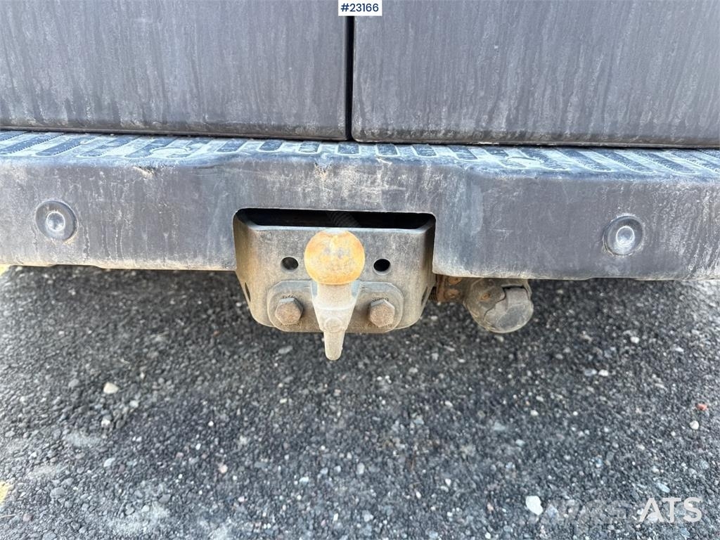 Renault Master van with two sets of tires. Varebiler