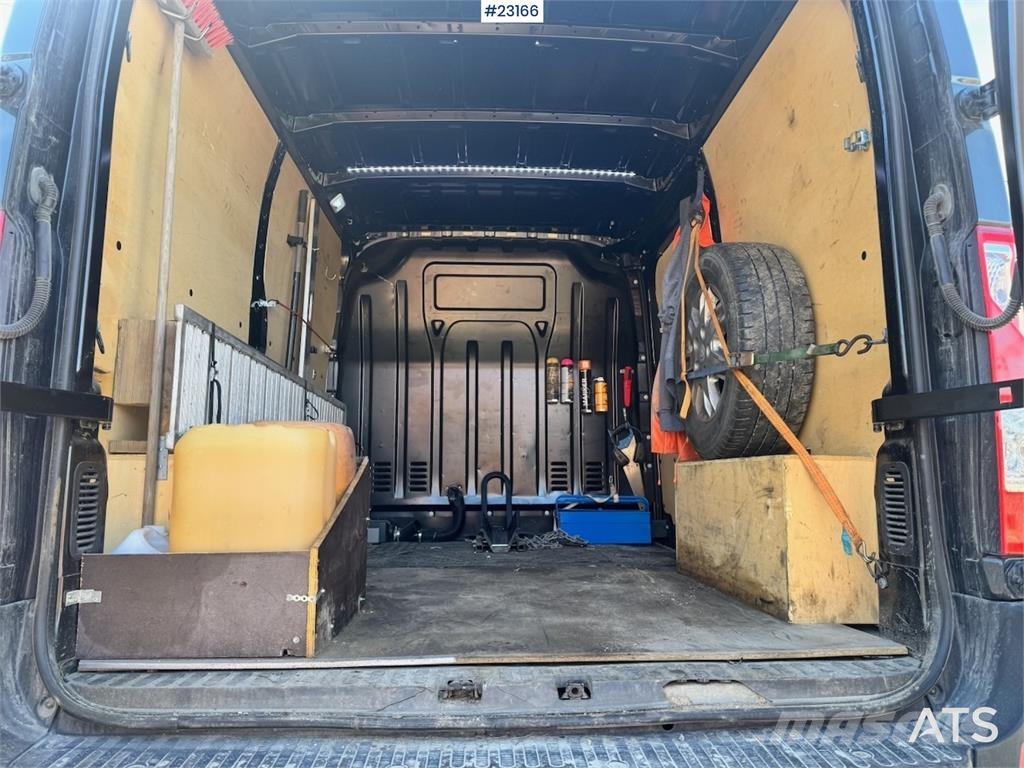 Renault Master van with two sets of tires. Varebiler
