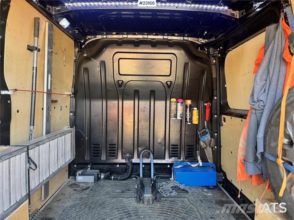 Renault Master van with two sets of tires. Varebiler