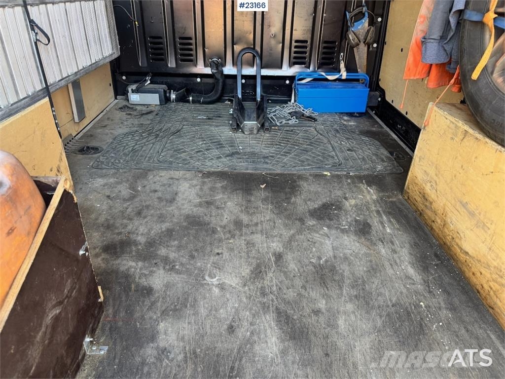 Renault Master van with two sets of tires. Varebiler