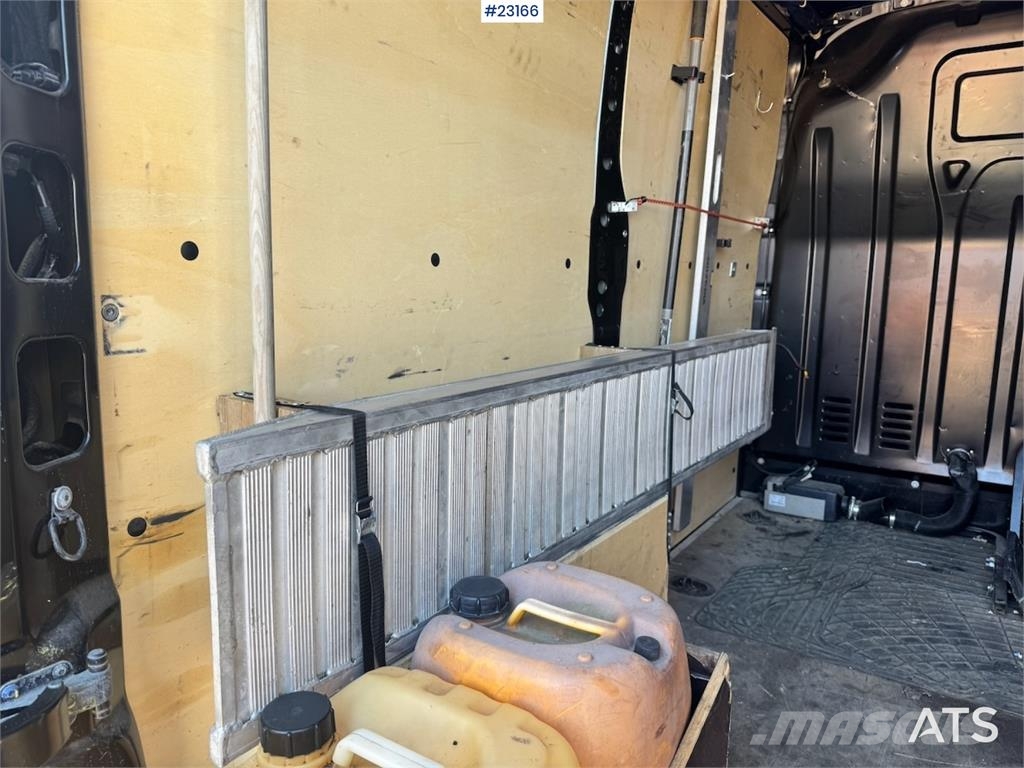 Renault Master van with two sets of tires. Varebiler