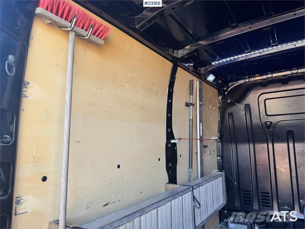 Renault Master van with two sets of tires. Varebiler