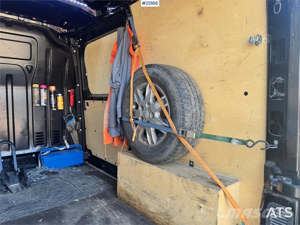 Renault Master van with two sets of tires. Varebiler