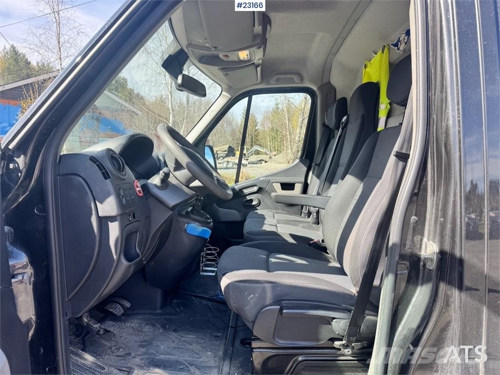 Renault Master van with two sets of tires. Varebiler