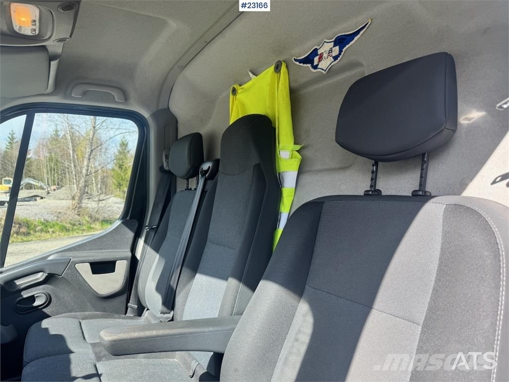 Renault Master van with two sets of tires. Varebiler