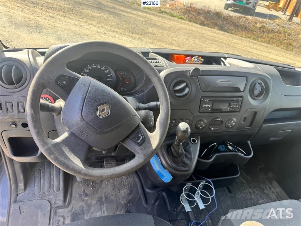 Renault Master van with two sets of tires. Varebiler