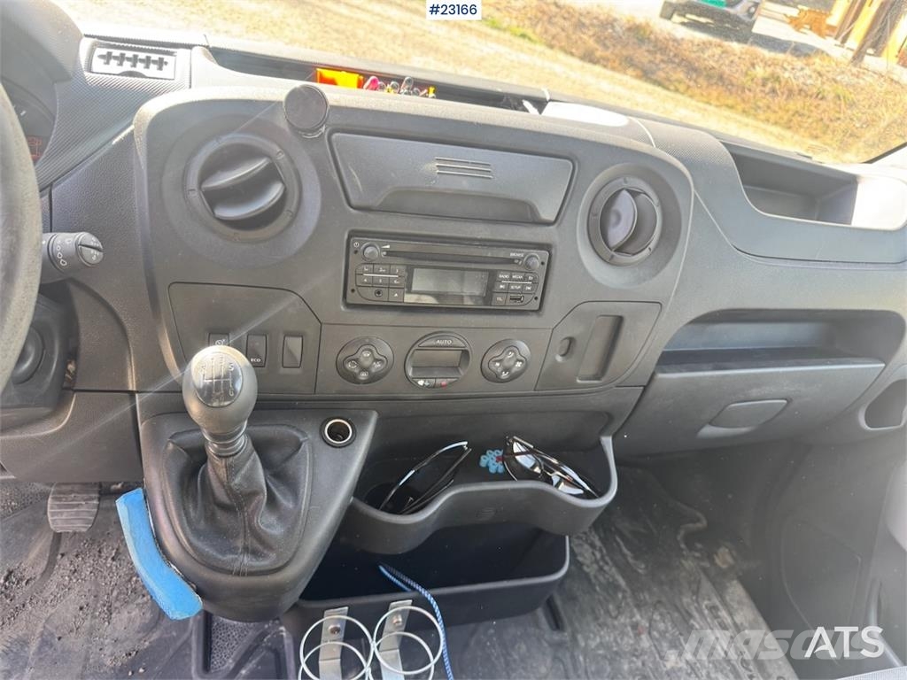 Renault Master van with two sets of tires. Varebiler