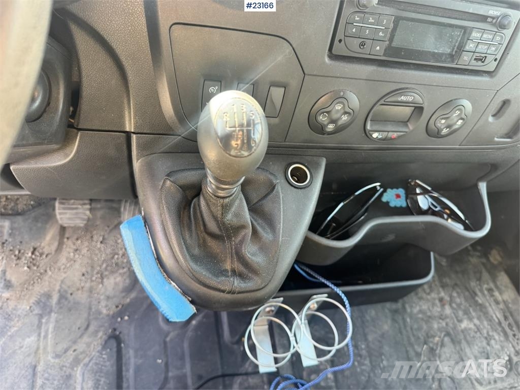 Renault Master van with two sets of tires. Varebiler