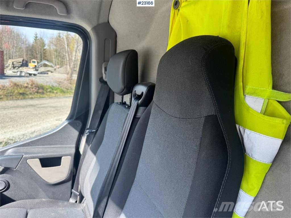 Renault Master van with two sets of tires. Varebiler