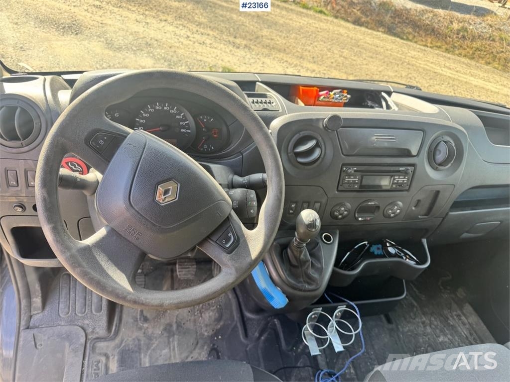 Renault Master van with two sets of tires. Varebiler