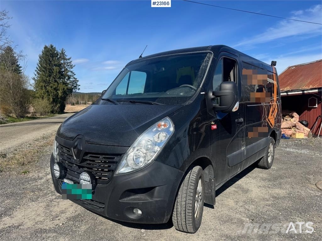 Renault Master van with two sets of tires. Varebiler