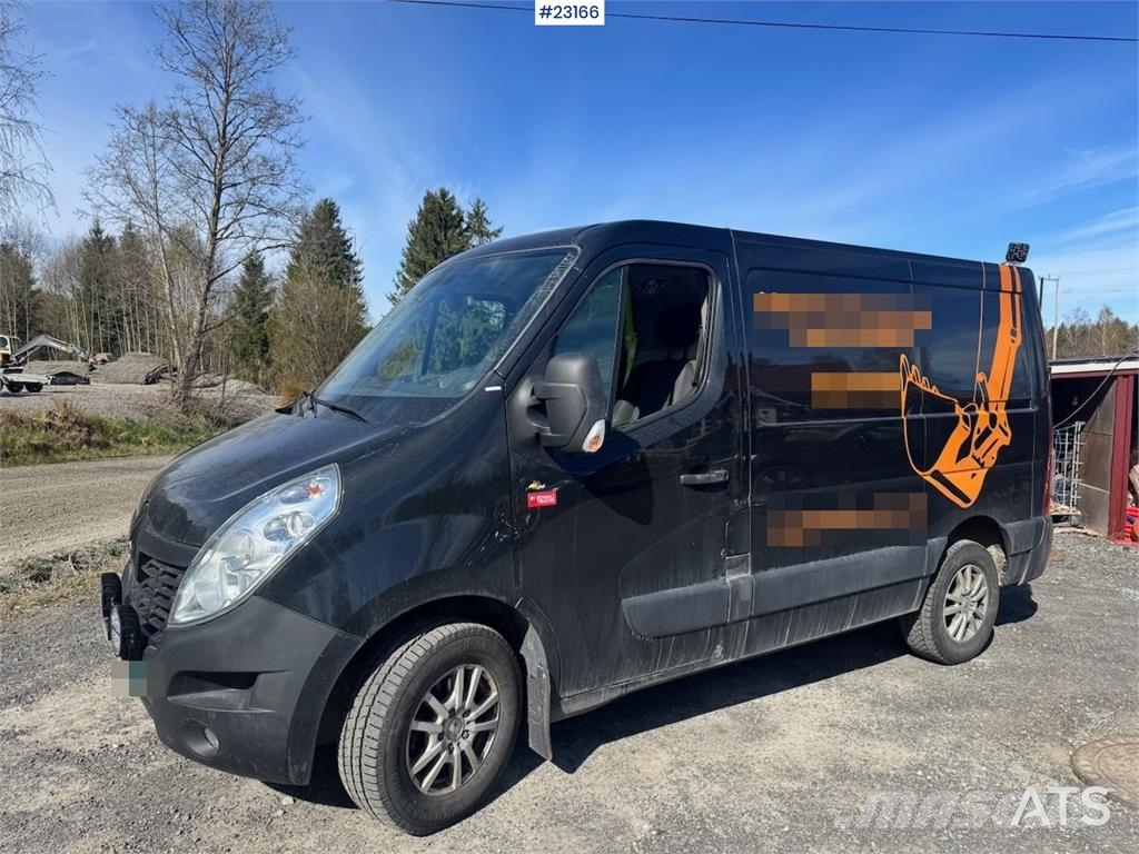 Renault Master van with two sets of tires. Varebiler