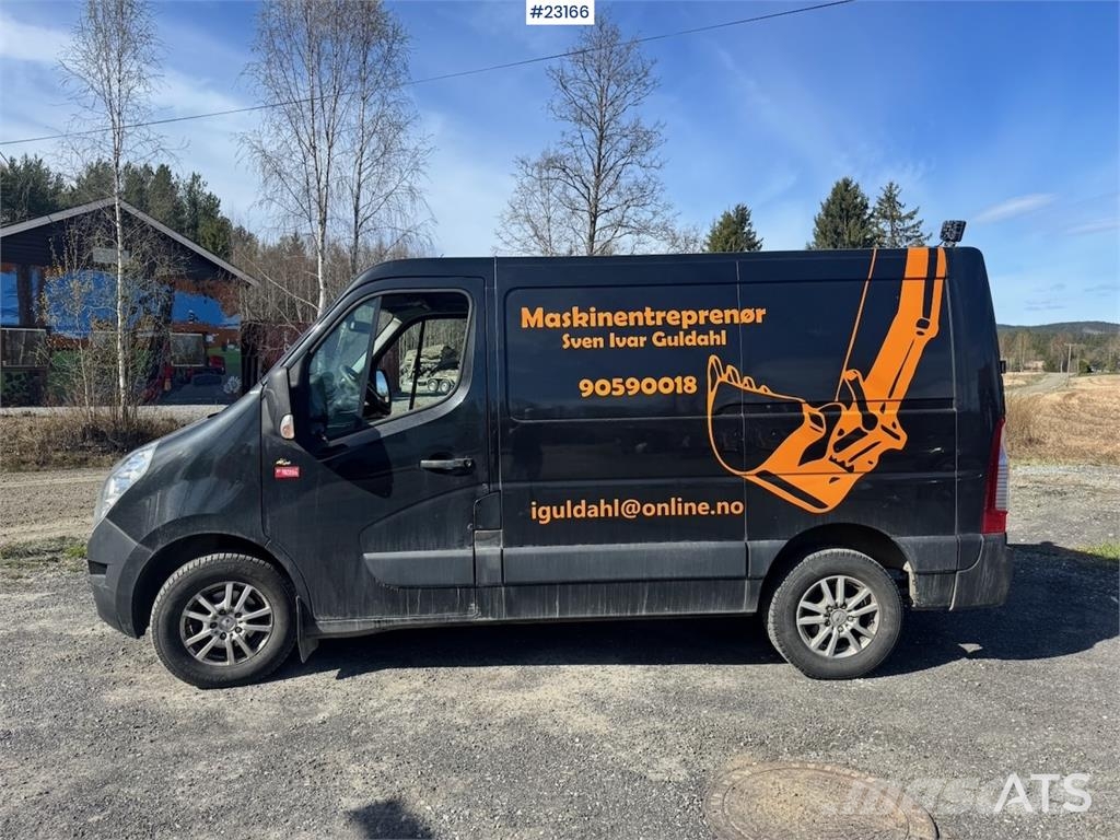 Renault Master van with two sets of tires. Varebiler