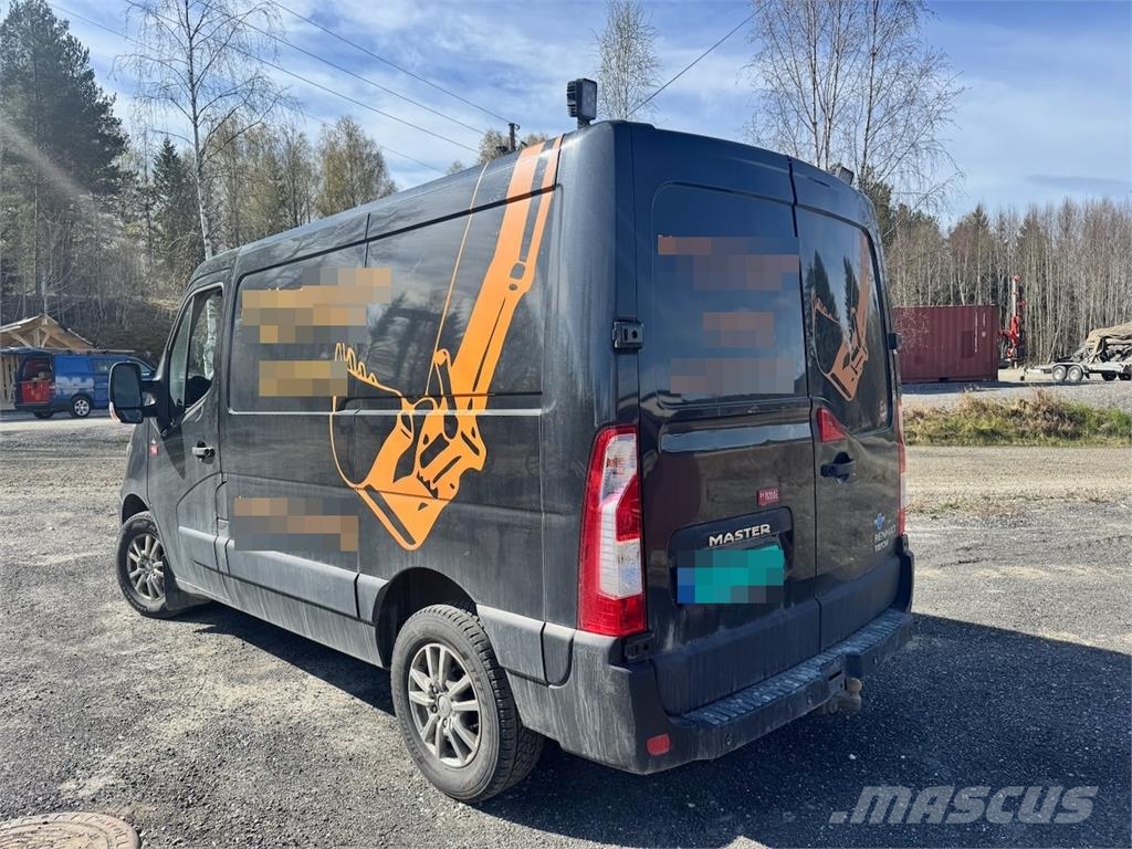 Renault Master van with two sets of tires. Varebiler