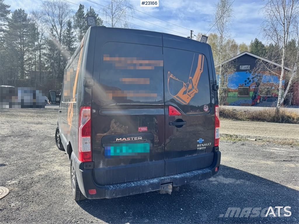 Renault Master van with two sets of tires. Varebiler
