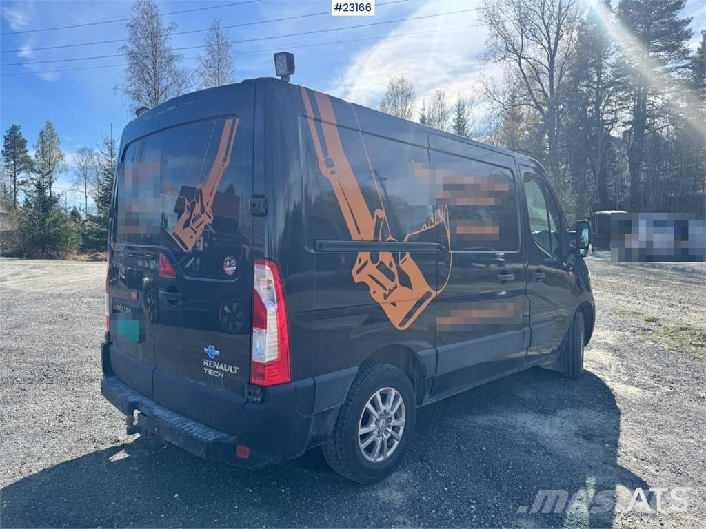 Renault Master van with two sets of tires. Varebiler