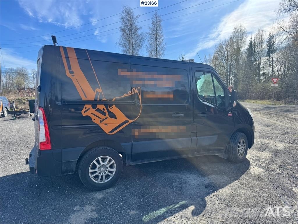 Renault Master van with two sets of tires. Varebiler