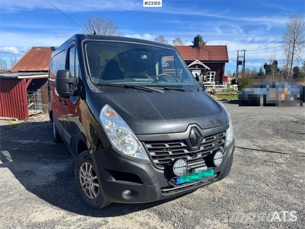 Renault Master van with two sets of tires. Varebiler