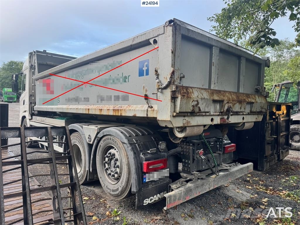 Scania G410 6x2 Hooklift Truck with Machine Flatbed – CNG Camiones polibrazo