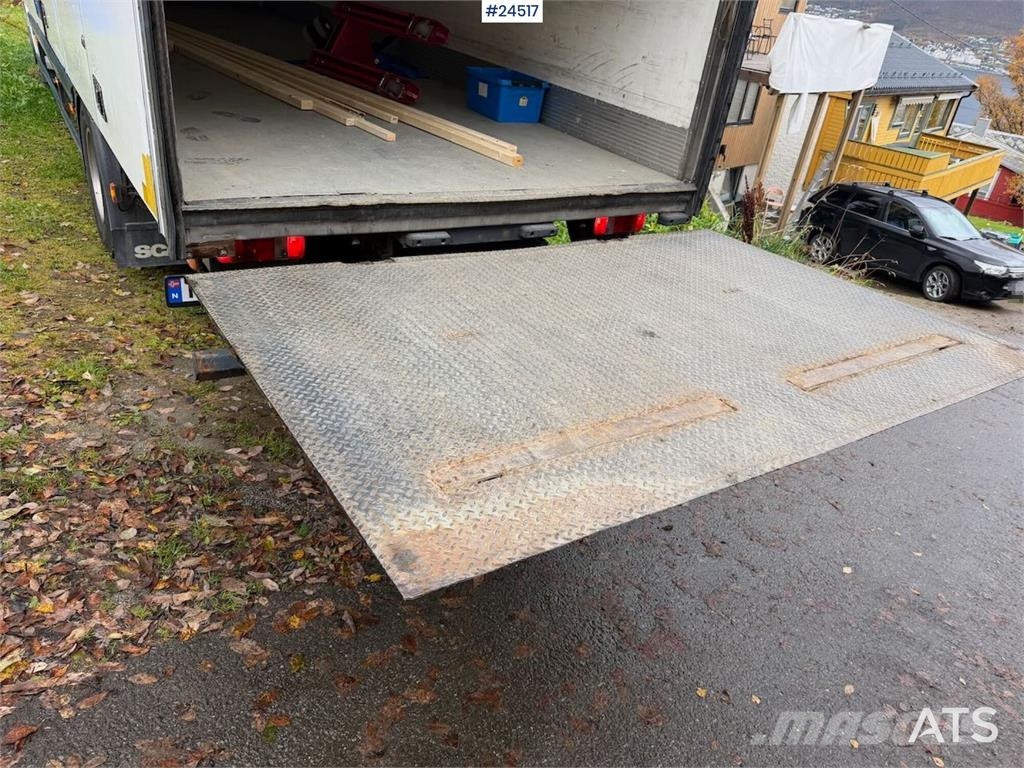Scania P270 4x2 box truck with full side opening and tail Kylmä-/Lämpökori kuorma-autot