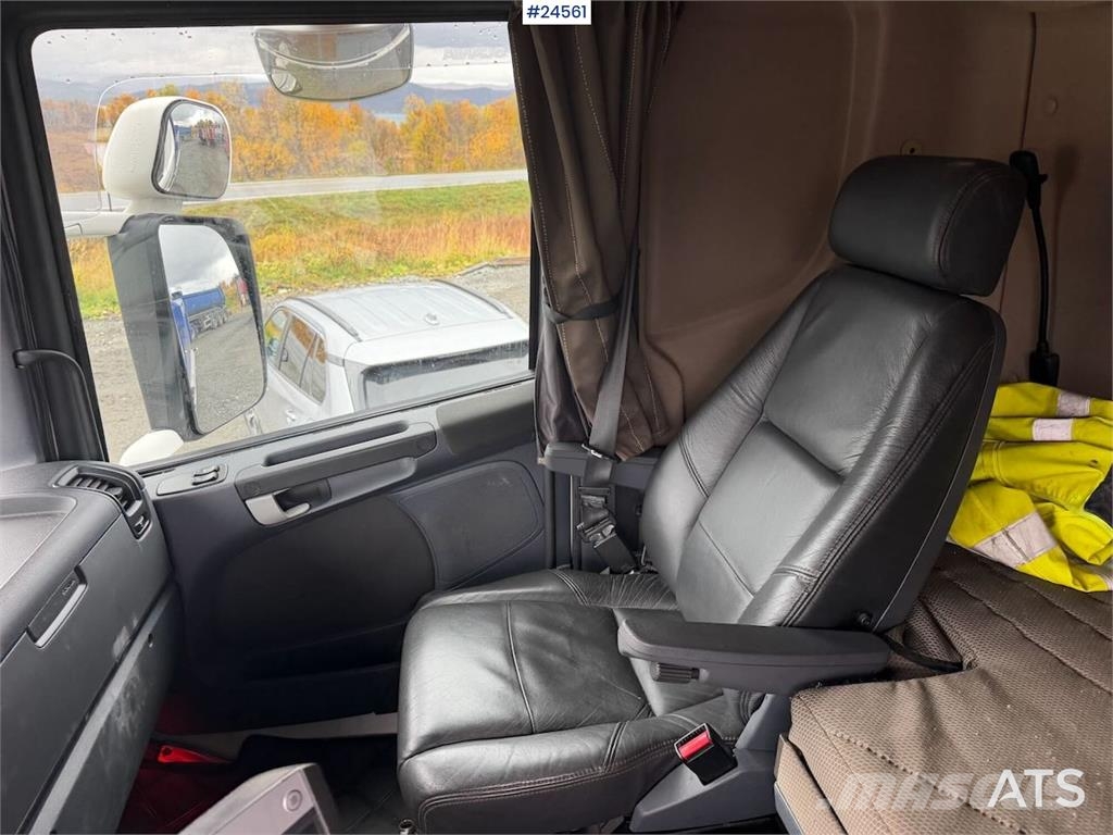Scania R560 6x2 tipper equipped for snowplowing, with und Tippbil
