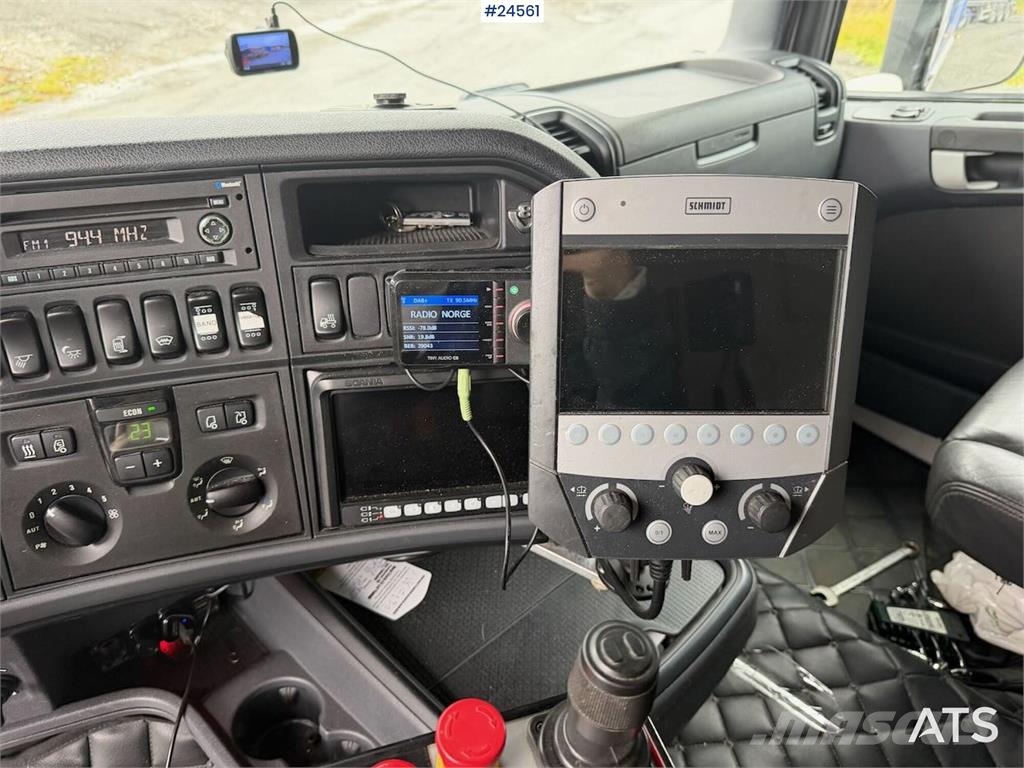 Scania R560 6x2 tipper equipped for snowplowing, with und Tippbil