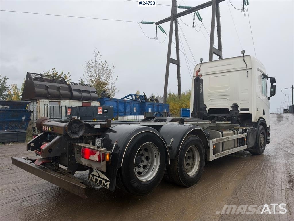 Scania R580 6x2 Hookloader – NTM bodywork アームロール