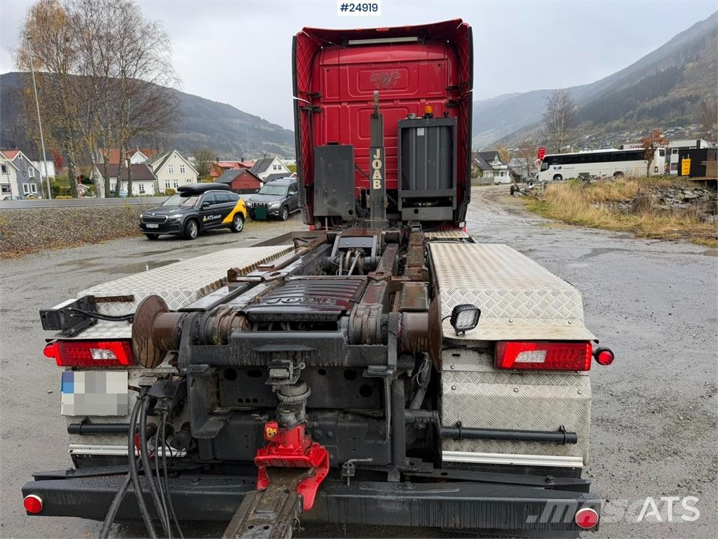 Scania R580 Hooklift truck with 20-tonne hooklift system Rol kiper kamioni sa kukom za podizanje tereta