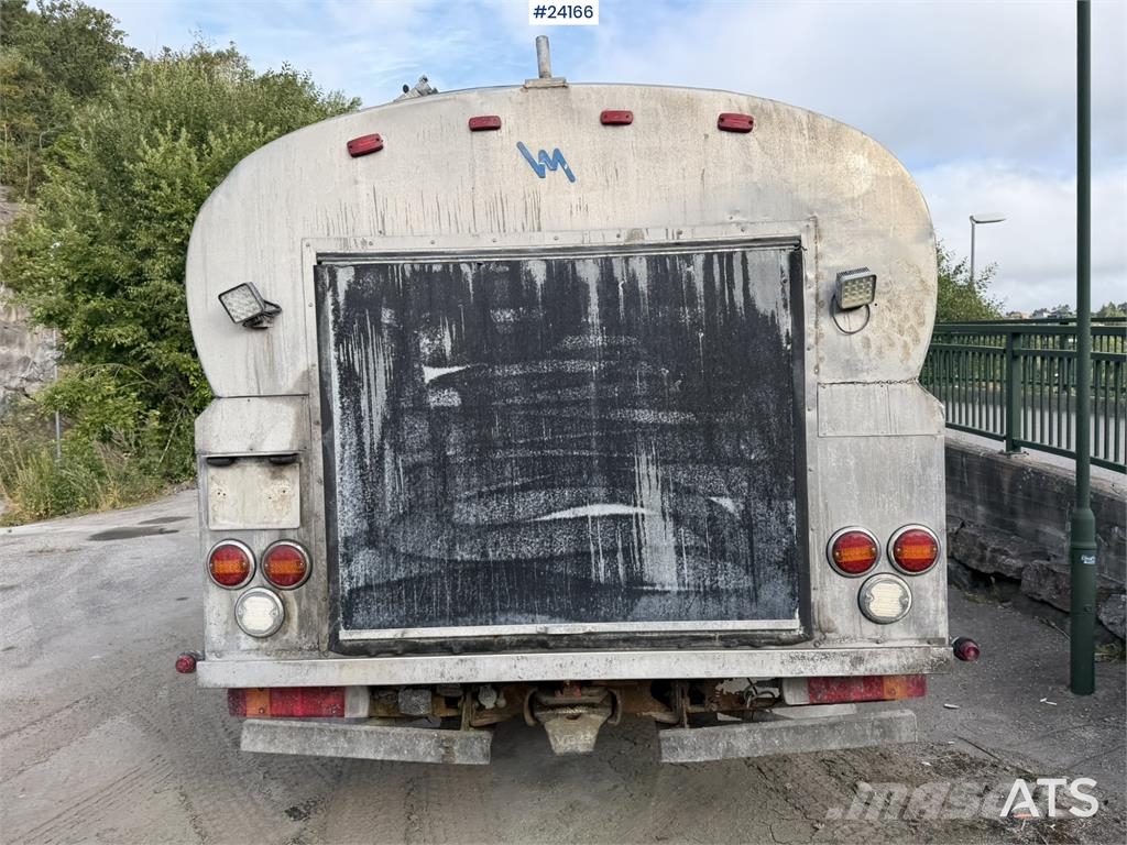 Scania R580 tanker truck repair object with a 3-compartme Camiones cisterna