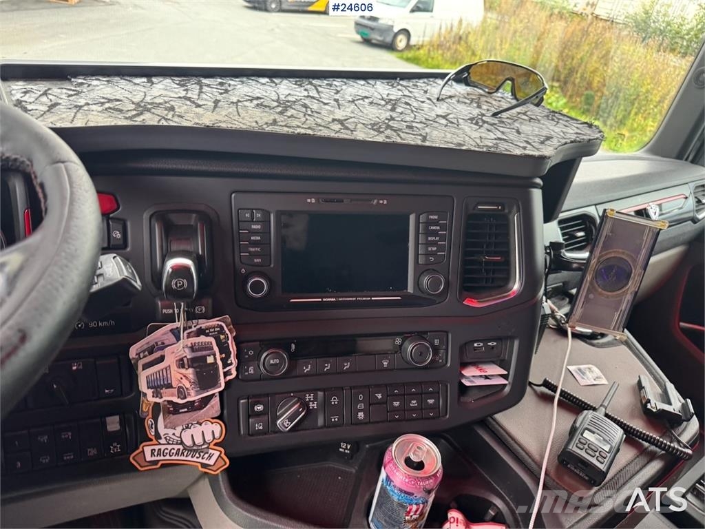 Scania R650 Tridem Hooklift Truck – Equipped for Snow Plo Rol kiper kamioni sa kukom za podizanje tereta