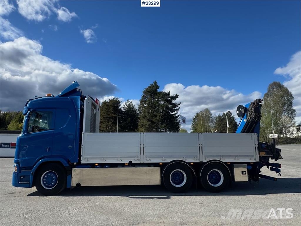 Scania R660 6x4 flatbed truck with rear-mounted 23 tonne- Camiones grúa