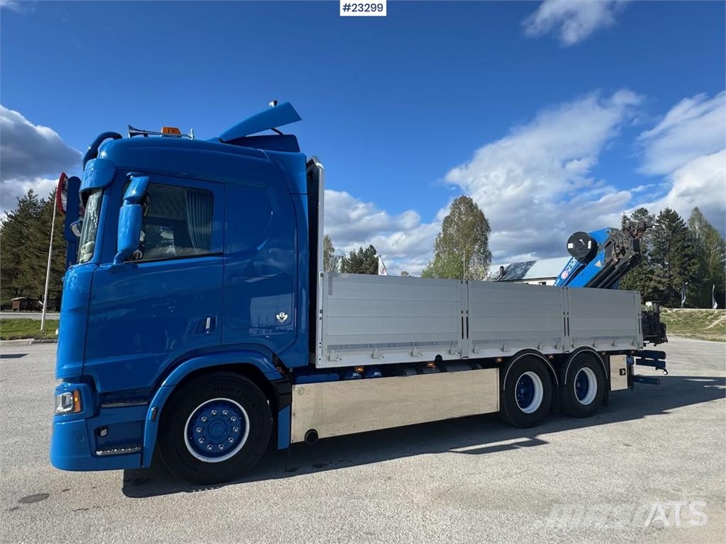 Scania R660 6x4 flatbed truck with rear-mounted 23 tonne- Camiones grúa