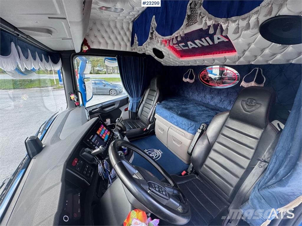 Scania R660 6x4 flatbed truck with rear-mounted 23 tonne- Camiones grúa
