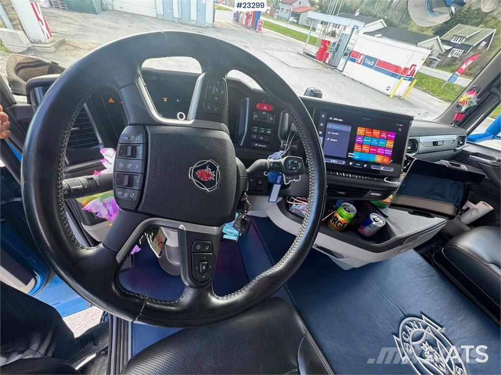Scania R660 6x4 flatbed truck with rear-mounted 23 tonne- Camiones grúa
