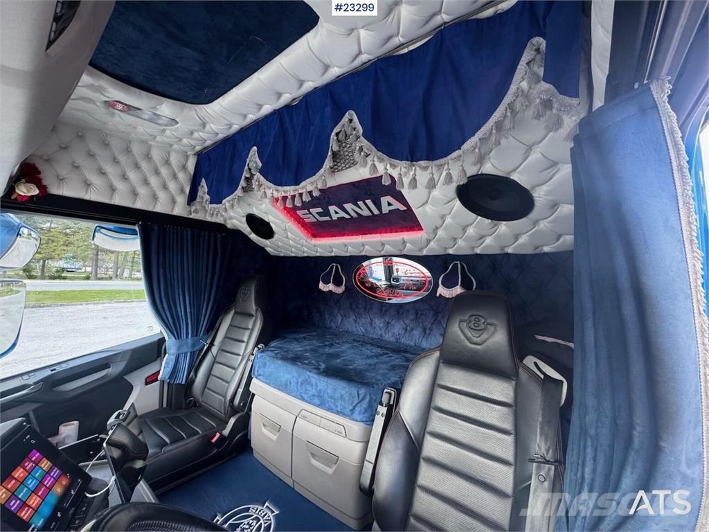 Scania R660 6x4 flatbed truck with rear-mounted 23 tonne- Camiones grúa
