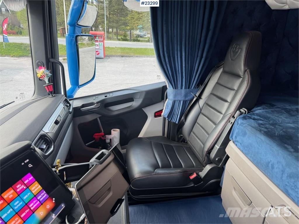 Scania R660 6x4 flatbed truck with rear-mounted 23 tonne- Camiones grúa