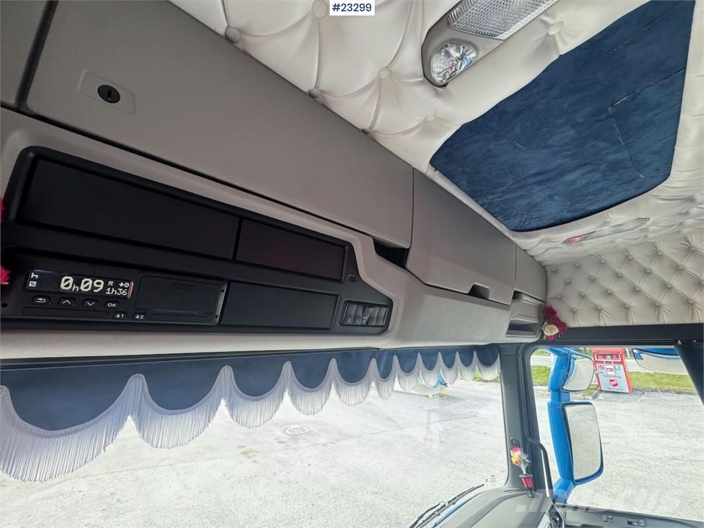 Scania R660 6x4 flatbed truck with rear-mounted 23 tonne- Camiones grúa