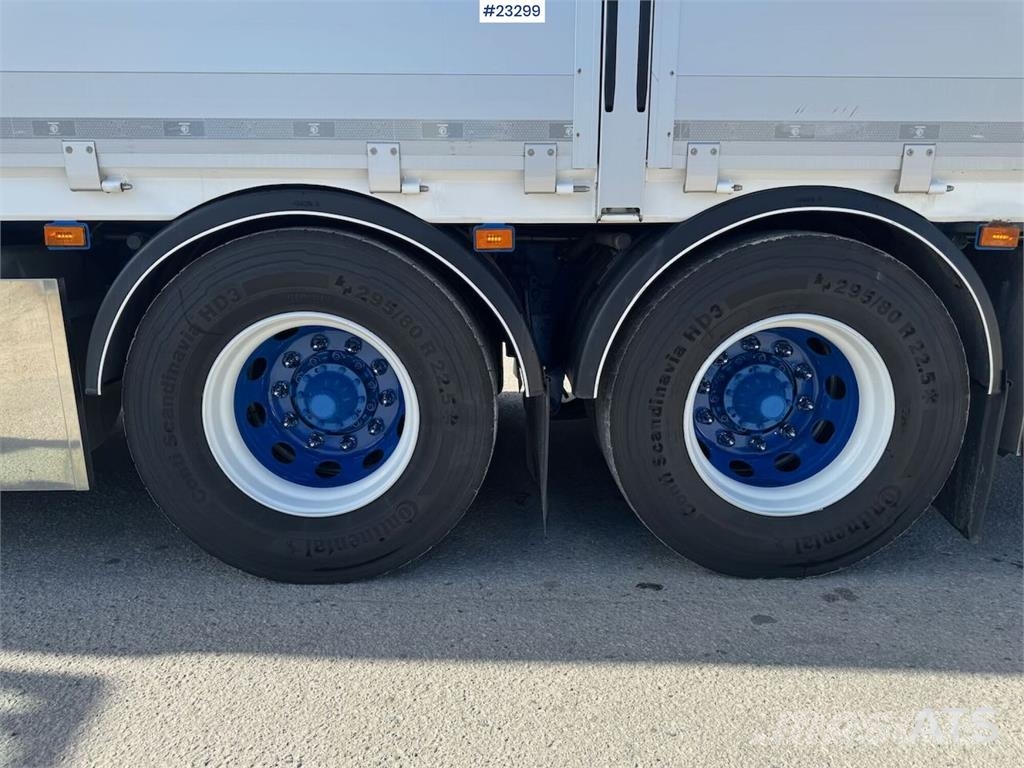 Scania R660 6x4 flatbed truck with rear-mounted 23 tonne- Camiones grúa