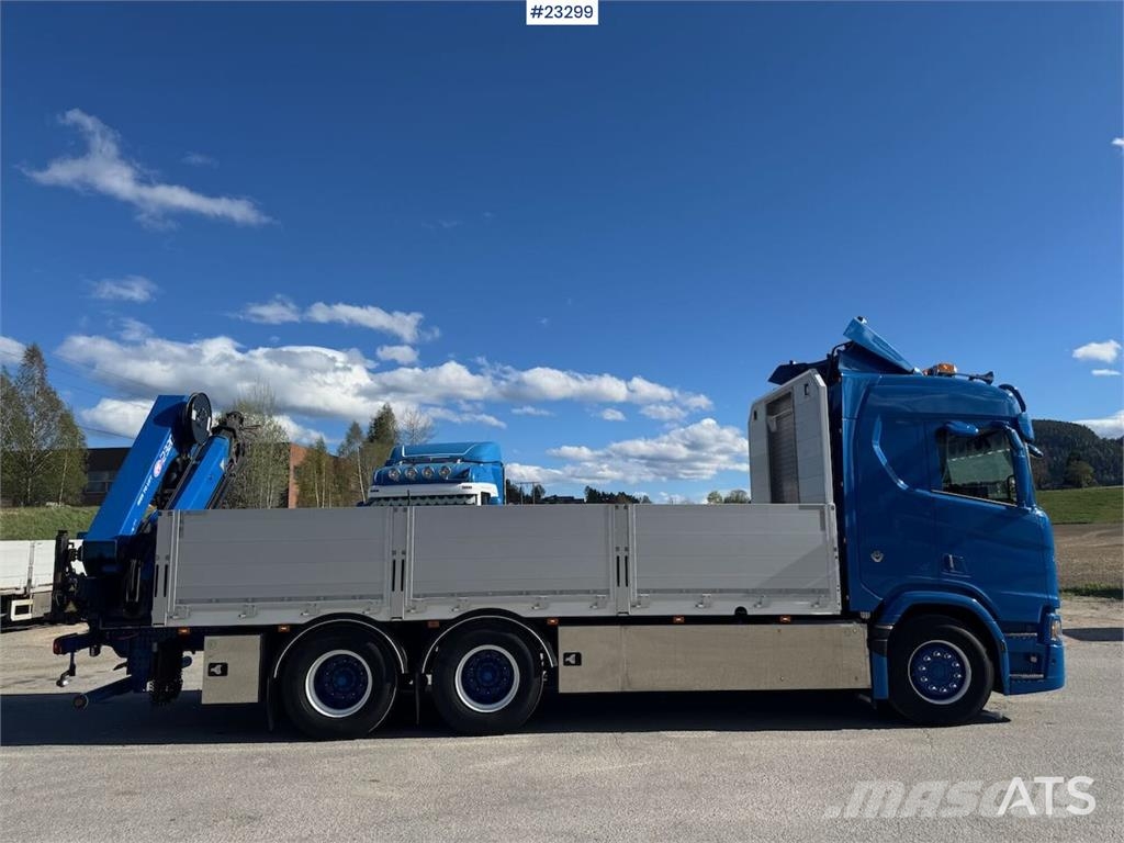 Scania R660 6x4 flatbed truck with rear-mounted 23 tonne- Camiones grúa