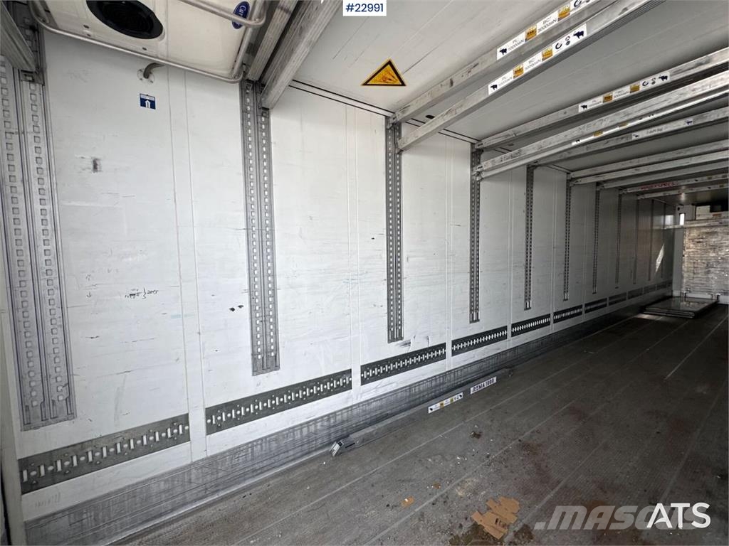 Schmitz Cargobull box semi-trailer with Carrier refrigeration unit. Kitos puspriekabės