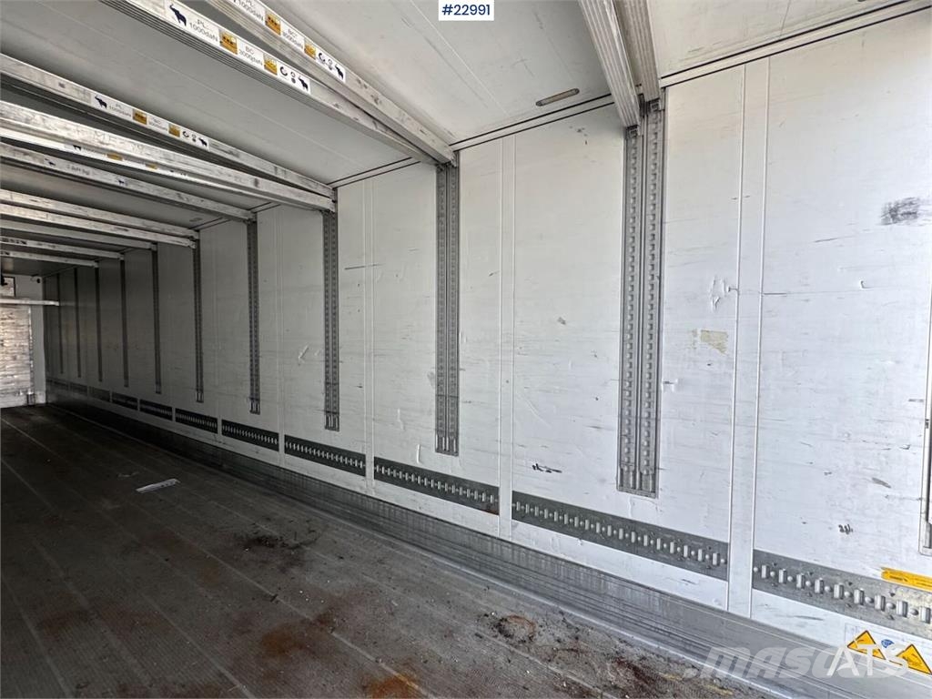 Schmitz Cargobull box semi-trailer with Carrier refrigeration unit. Kitos puspriekabės