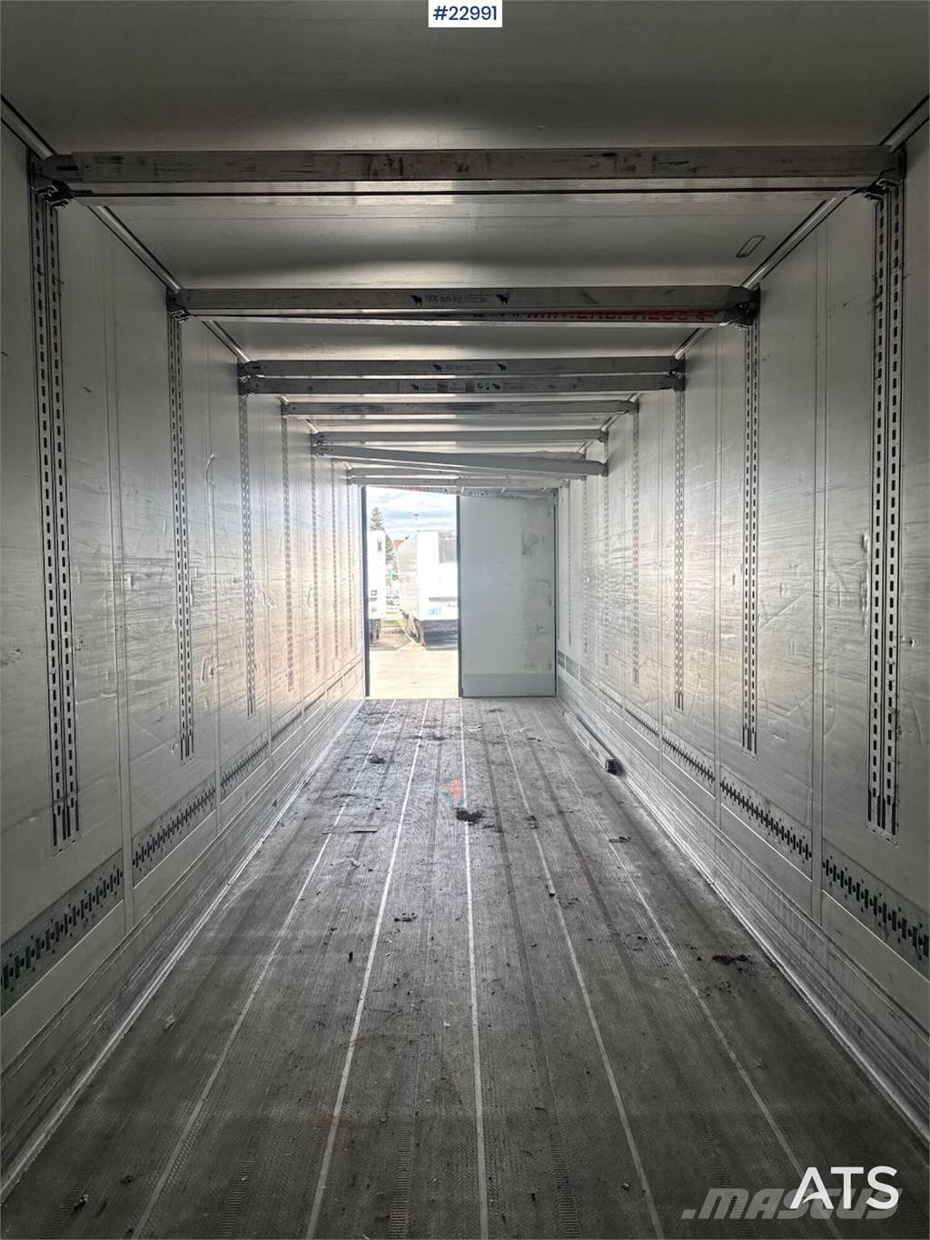 Schmitz Cargobull box semi-trailer with Carrier refrigeration unit. Kitos puspriekabės