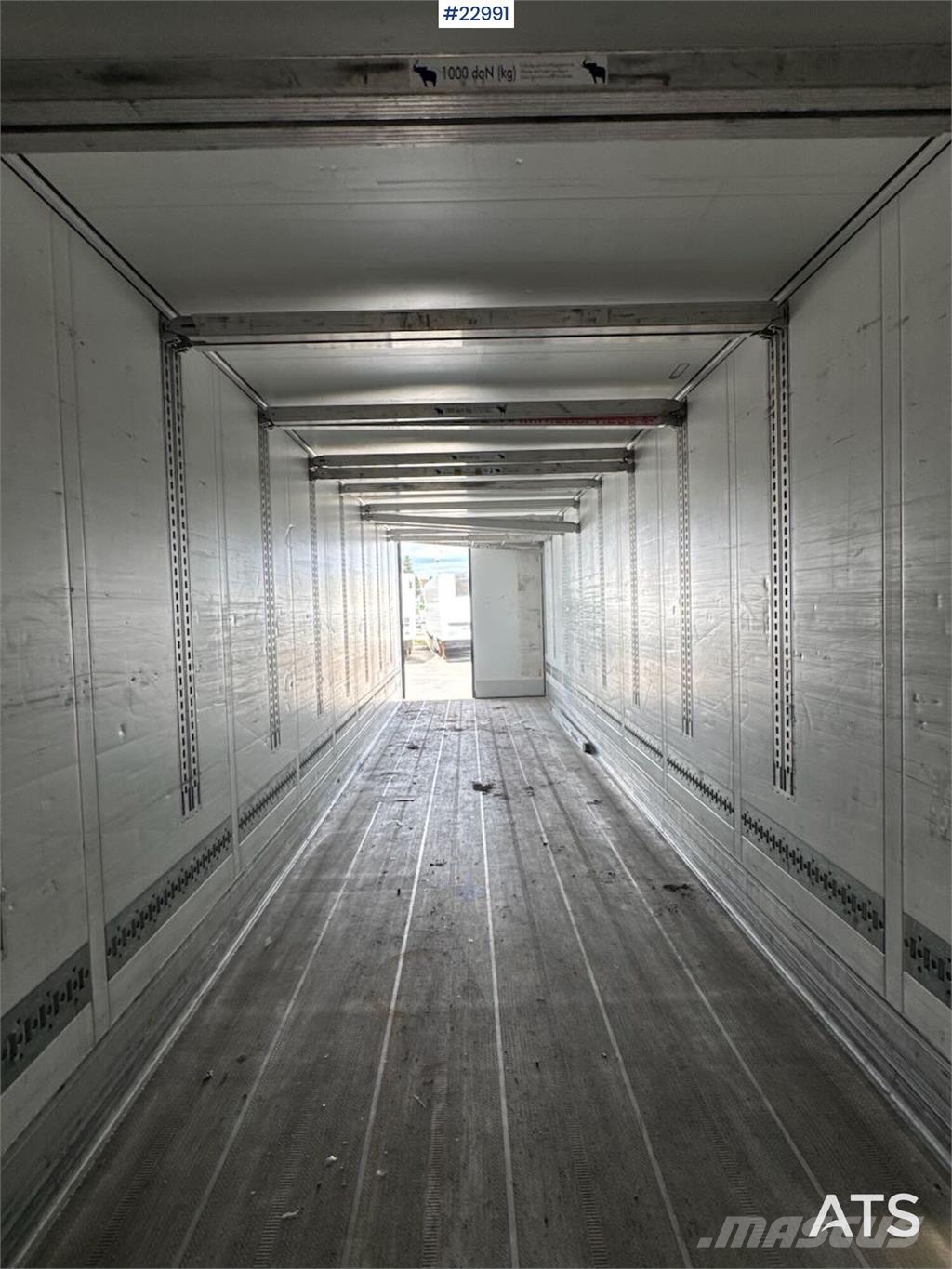 Schmitz Cargobull box semi-trailer with Carrier refrigeration unit. Kitos puspriekabės