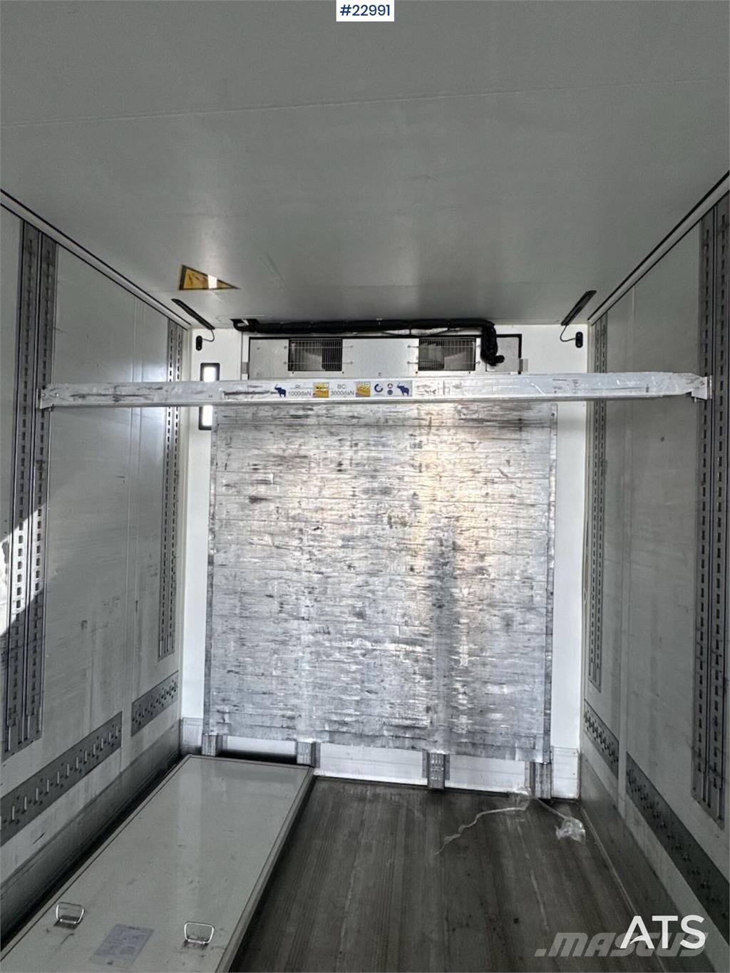 Schmitz Cargobull box semi-trailer with Carrier refrigeration unit. Kitos puspriekabės