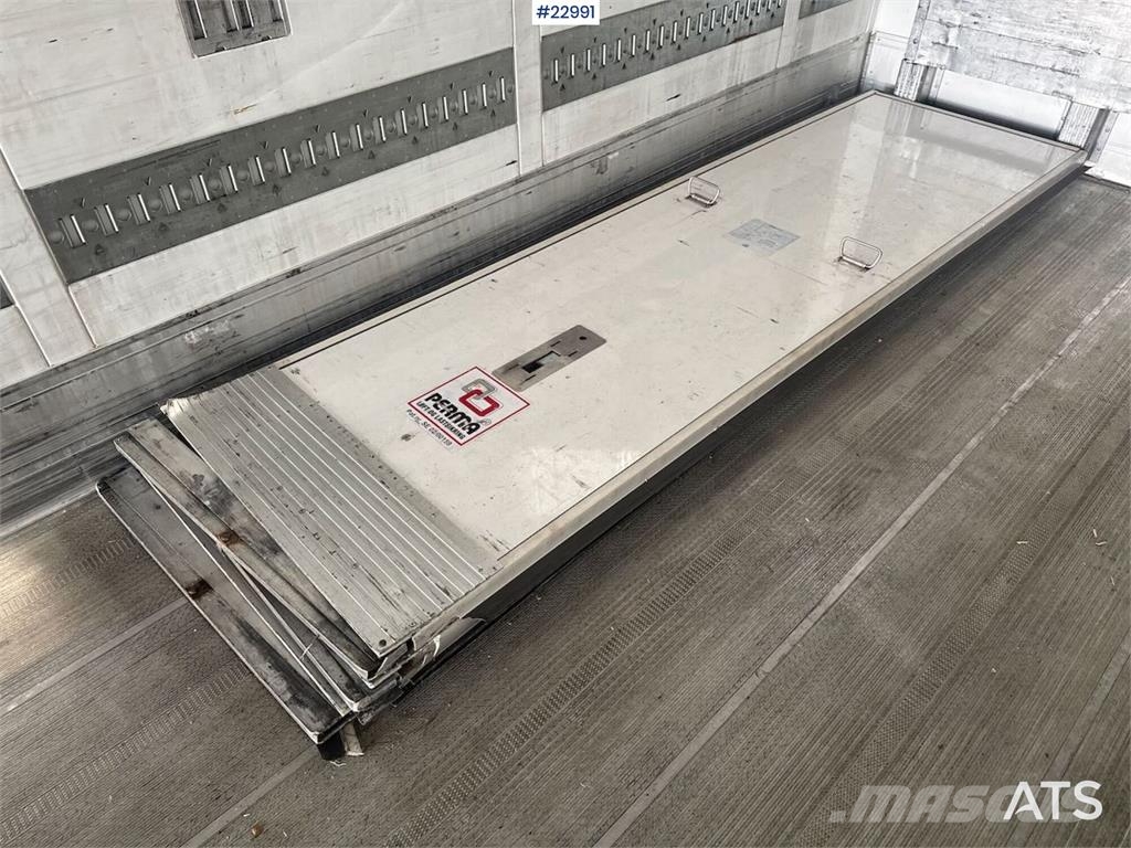 Schmitz Cargobull box semi-trailer with Carrier refrigeration unit. Kitos puspriekabės