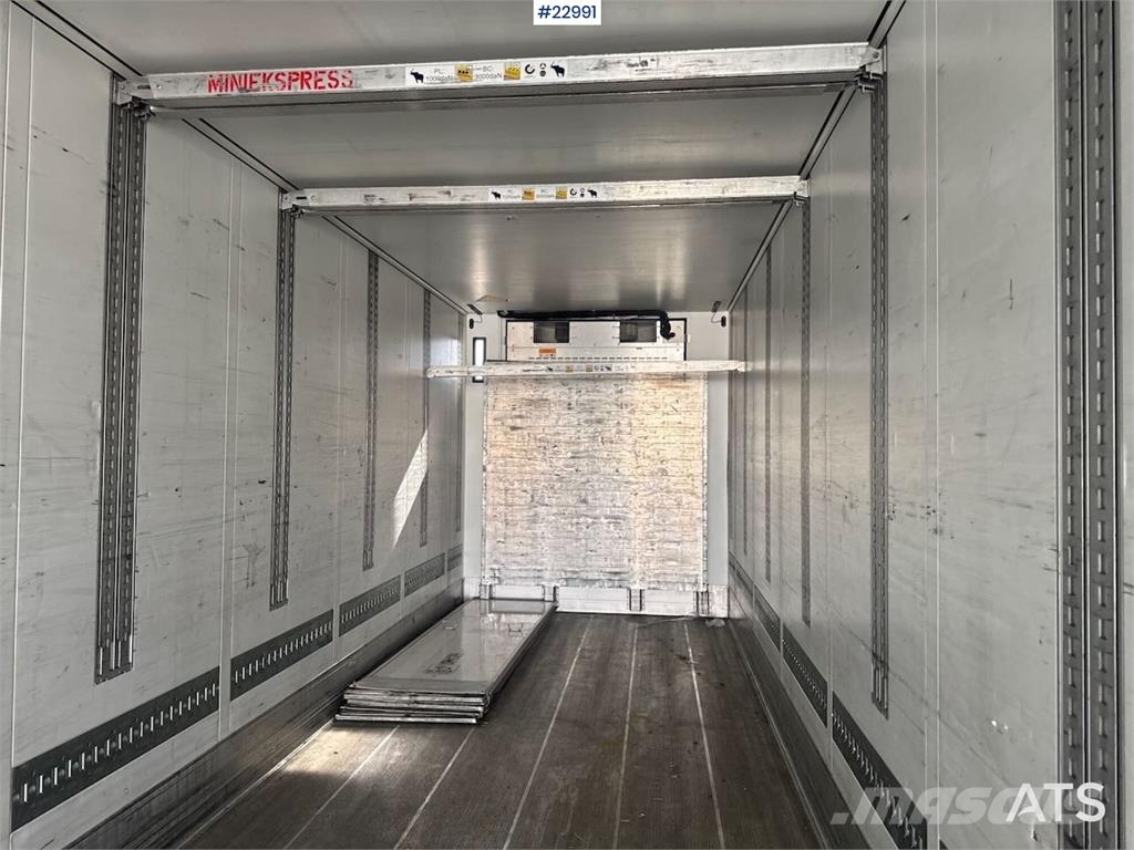 Schmitz Cargobull box semi-trailer with Carrier refrigeration unit. Kitos puspriekabės