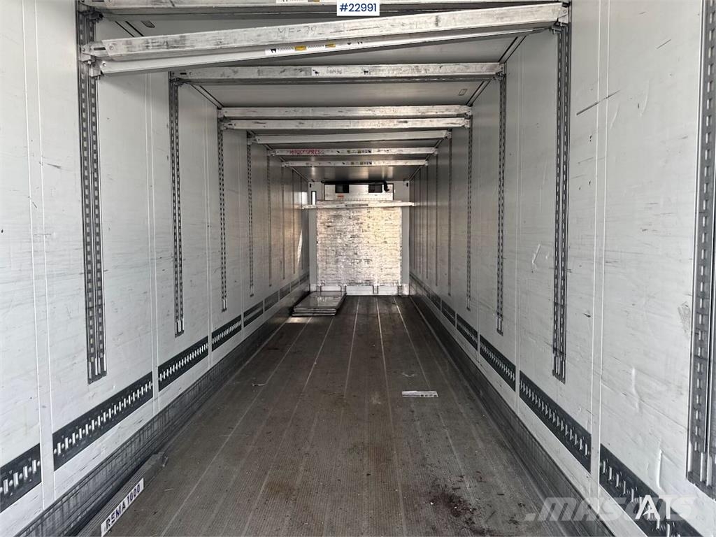 Schmitz Cargobull box semi-trailer with Carrier refrigeration unit. Kitos puspriekabės