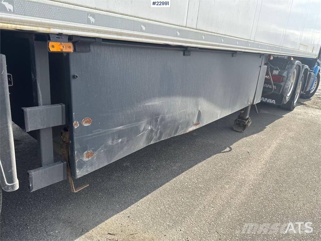 Schmitz Cargobull box semi-trailer with Carrier refrigeration unit. Kitos puspriekabės
