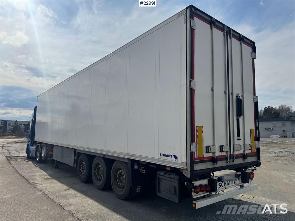 Schmitz Cargobull box semi-trailer with Carrier refrigeration unit. Kitos puspriekabės