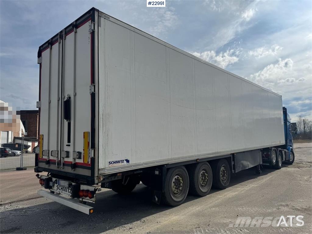 Schmitz Cargobull box semi-trailer with Carrier refrigeration unit. Kitos puspriekabės